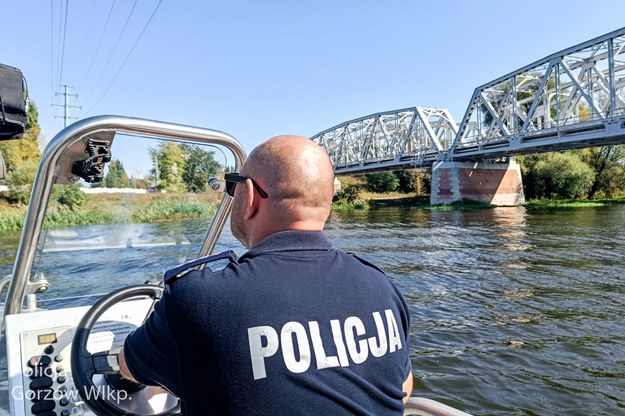 Policjanci w najwyższej gotowości. Patrole wodne na Odrze, zmiany na granicy z Niemcami /Policja Gorzów Wlk. /Policja