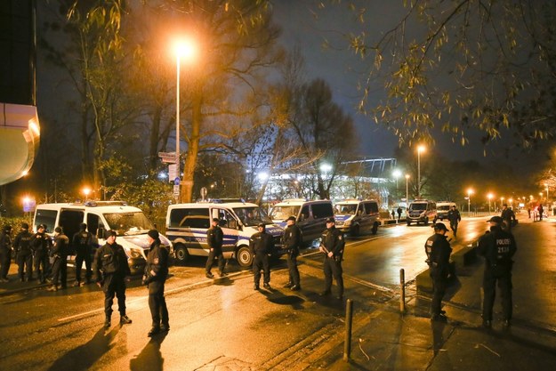 Policjanci w okolicy stadionu w Hanowerze /Christian Charisius   /PAP/EPA