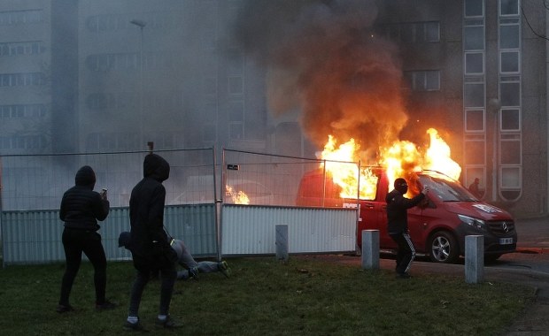 Policjanci w ostatniej chwili uratowali dziecko z podpalonego samochodu