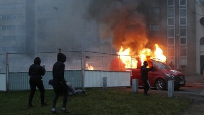 Policjanci w ostatniej chwili uratowali dziecko z podpalonego samochodu