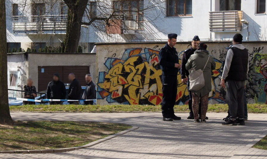 Policjanci w pobliżu miejsca, gdzie znaleziono ciało kobiety / 	Marcin Bielecki    /PAP