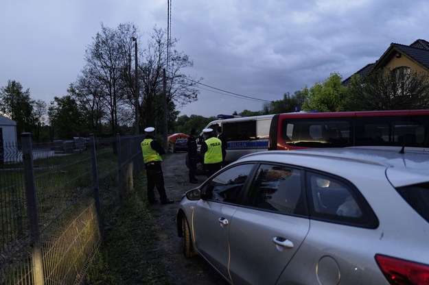 Policjanci w pobliżu miejsca odnalezienia zwłok chłopca /Andrzej Grygiel /PAP