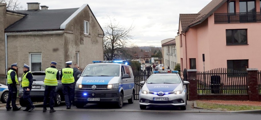 Policjanci w pobliżu miejsca zdarzenia /Waldemar Deska /PAP