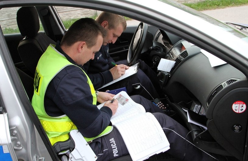 Policjanci w przyszłym roku będą mieli wiele "druków" do wypełnienia /Piotr Jędzura /Reporter