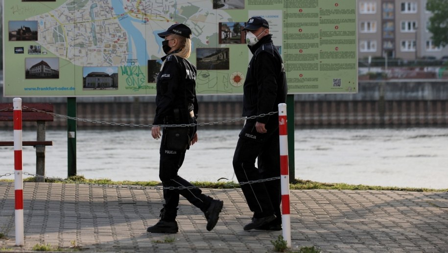 Policjanci w Słubicach / 	Lech Muszyński    /PAP