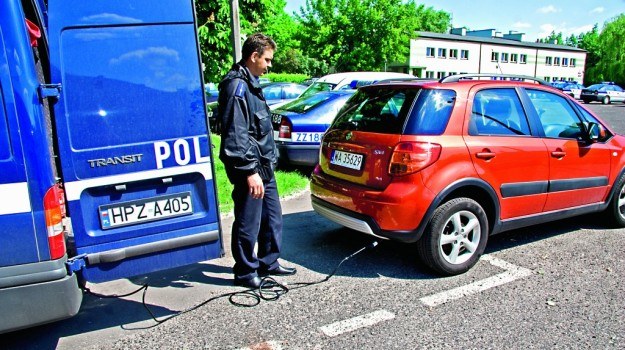 Policjanci w specjalnie wyposażonych radiowozach mają możliwość skontrolowania toksyczności spalin. /Motor
