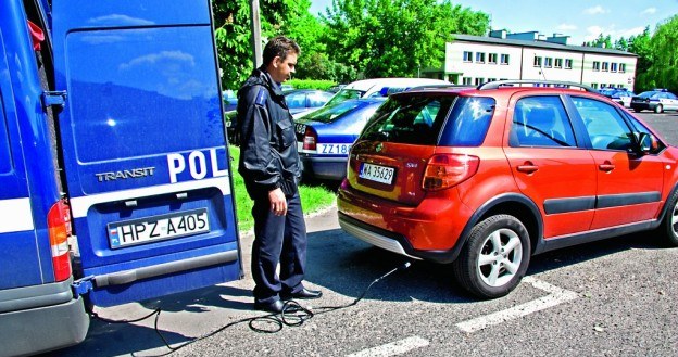 Policjanci w specjalnie wyposażonych radiowozach mają możliwość skontrolowania toksyczności spalin. /Motor