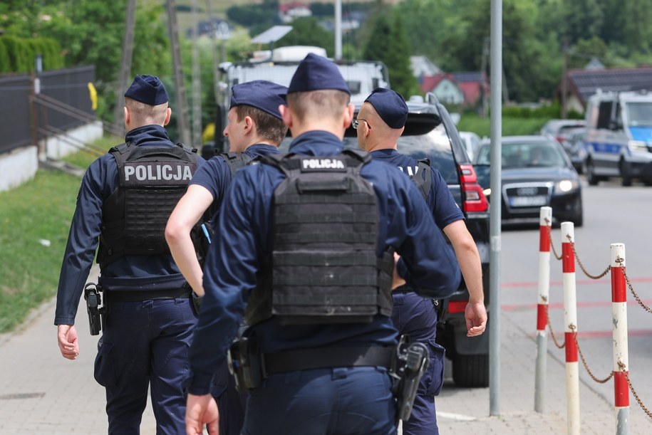 Policjanci w Starej Wsi /Grzegorz Momot /PAP