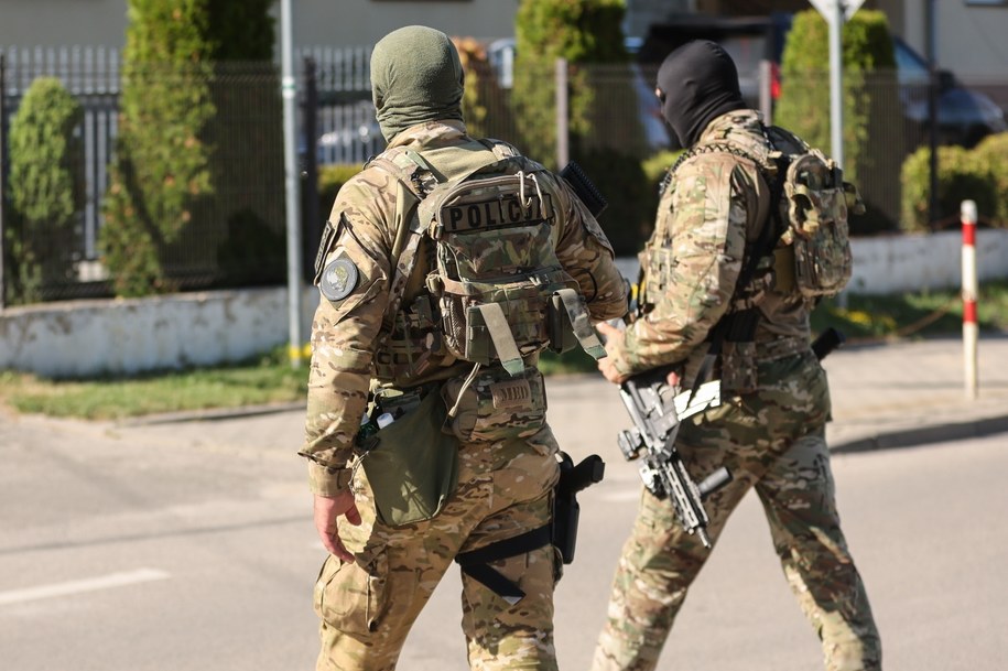 Policjanci w Starej Wsi /Grzegorz Momot /PAP