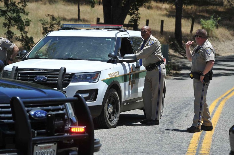 Policjanci w USA mają nietypowy zwyczaj dotykania kontrolowanego pojazdu /Fresno Bee /Getty Images