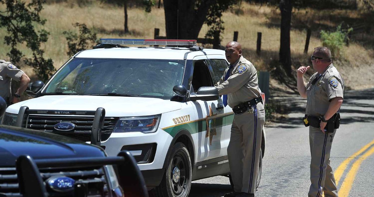 Policjanci w USA mają nietypowy zwyczaj dotykania kontrolowanego pojazdu /Fresno Bee /Getty Images