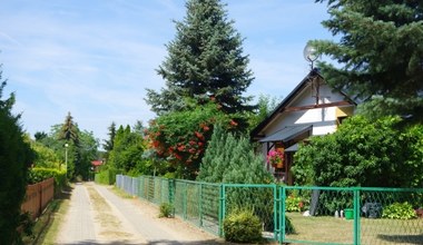 Policjanci wchodzą na ogródki działkowe. Tłumaczą, jak zabezpieczyć je przed kradzieżą