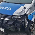 Policjanci wjechali radiowozem w ogrodzenie. Obaj byli pijani