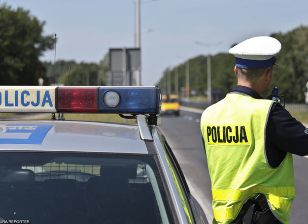 Policjanci wożą zatrzymanych w trakcie służby, zamiast prowadzić interwencje /PIOTR JEDZURA/REPORTER /East News