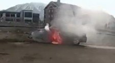 Policjanci wyciągnęli kierowcę z płonącego auta