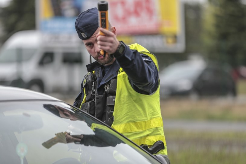 Policjanci wykrywają coraz więcej pijanych kierowców. Mimo tego, spada liczba wypadków /Piotr Jędzura /Reporter