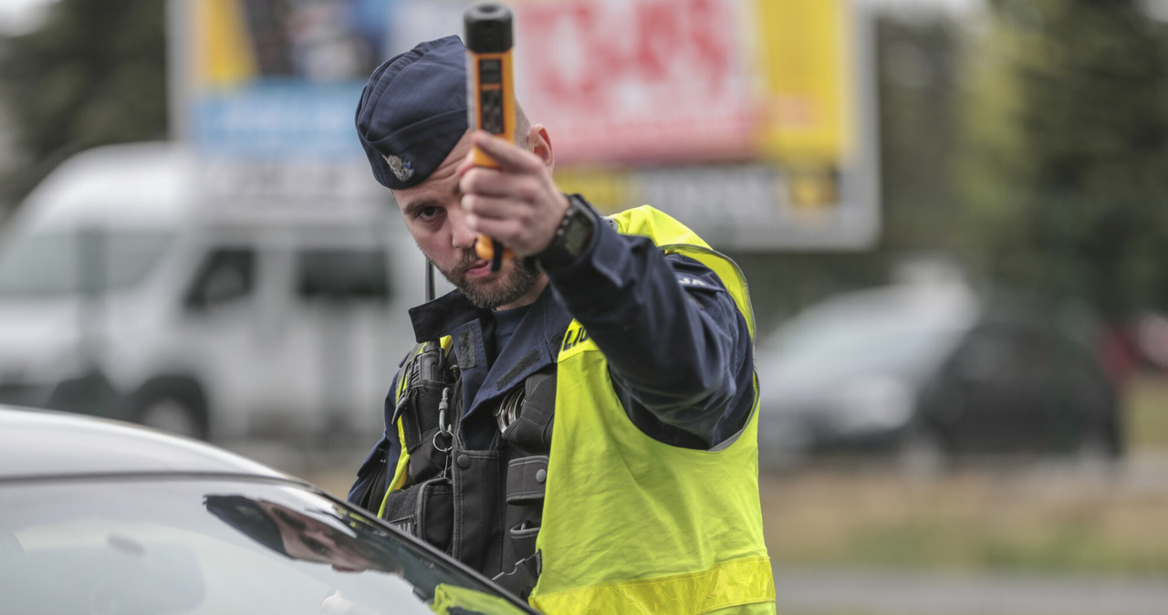 Policjanci wykrywają coraz więcej pijanych kierowców. Mimo tego, spada liczba wypadków /Piotr Jędzura /Reporter