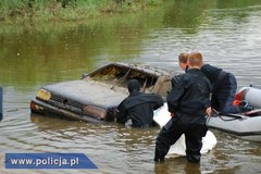 Policjanci wyłowili wrak samochodu z ludzkimi szczątkami