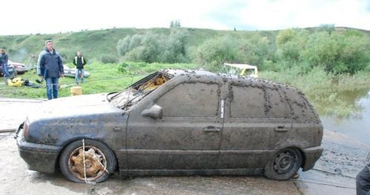 Policjanci wyłowili wrak samochodu z ludzkimi szczątkami