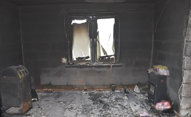 Policjanci wynieśli 50-latka z płonącego domu