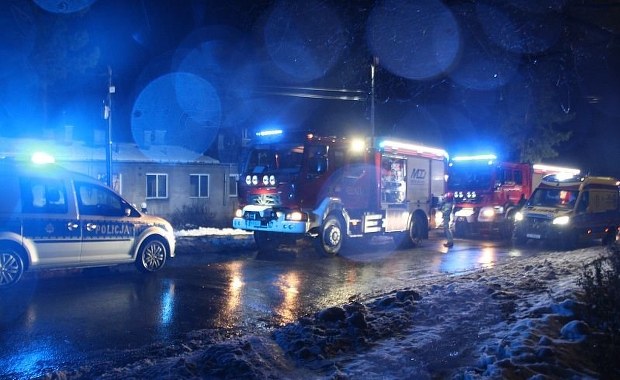 Policjanci wyprowadzili mężczyznę z pożaru