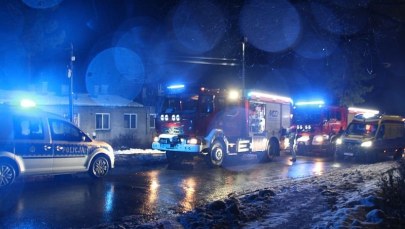 Policjanci wyprowadzili mężczyznę z pożaru