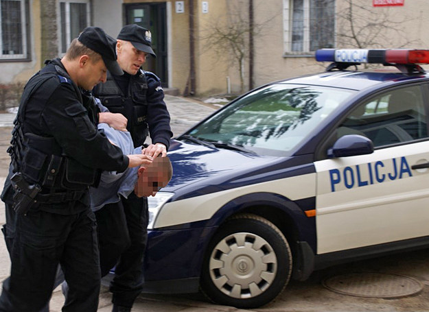 Policjanci z aresztowanym mężczyzną /fot. Piotr Mecik /East News