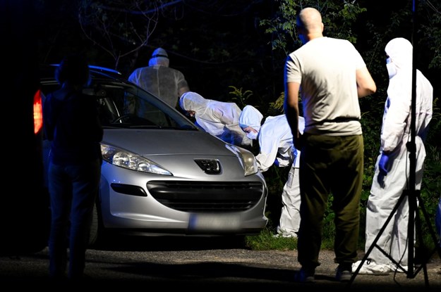 Policjanci z grupy dochodzeniowo-śledczej w miejscu odnalezienia ciała kobiety w Gdańsku-Oliwie /Adam Warżawa /PAP