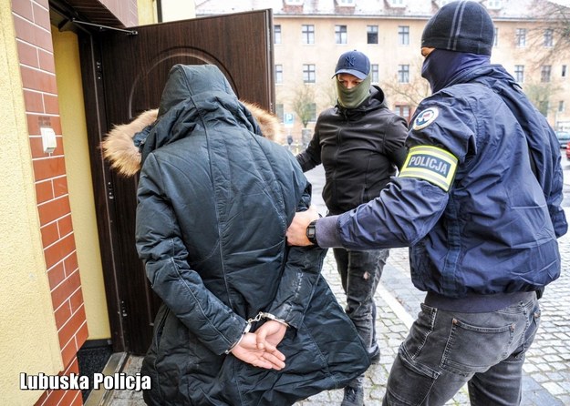 Policjanci z jedną z osób zatrzymanych w związku z kradzieżą /lubuska.policja.gov.pl /Policja