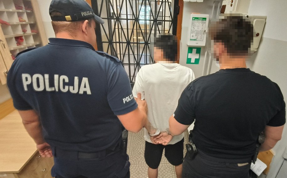 Policjanci z jednym z Kolumbijczyków /KPP w Lipsku /Policja