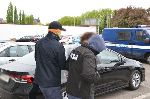 Policjanci z jednym z zatrzymanych mężczyzn /KMP Gdańsk /