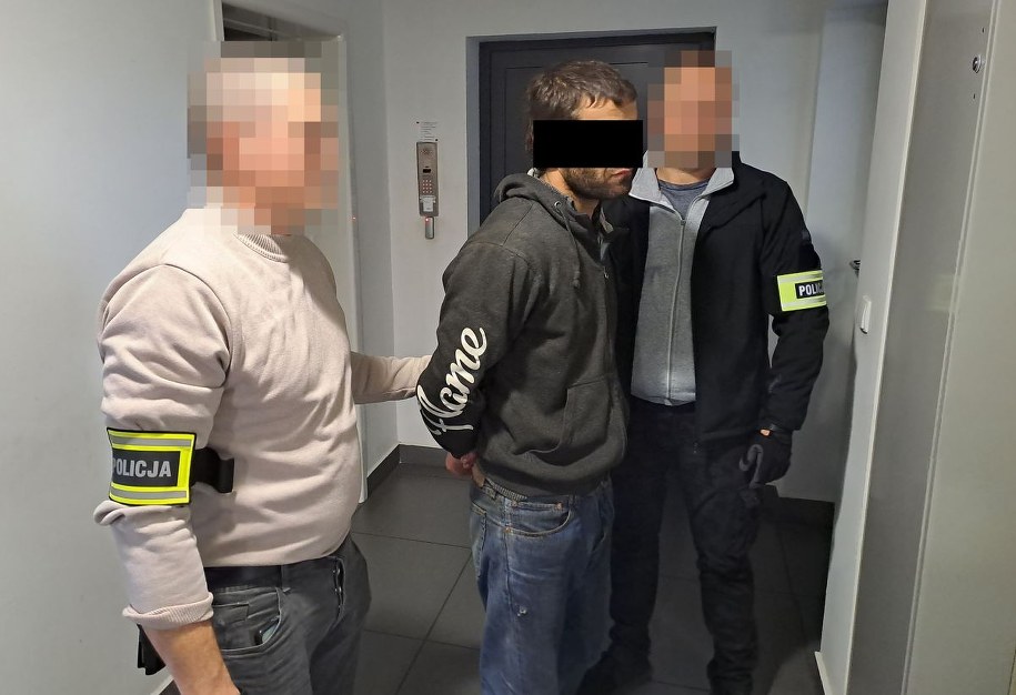 Policjanci z jednym z zatrzymanych mężczyzn /KPP Ryki /Policja