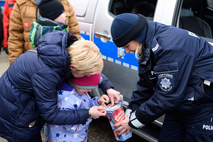 Policjanci z Komendy Wojewódzkiej Policji w Poznaniu, kwestują na rzecz Wielkiej Orkiestry Świątecznej Pomocy, zdj. ilystracyjne /pap/Jakub Kaczmarczyk /PAP