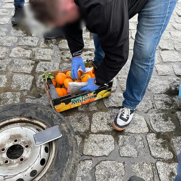 Policjanci z KWP w Poznaniu i KMP w Lesznie zatrzymali 2 mężczyzn, którzy przewozili samochodem dostawczym 36 kilogramów marihuany /Wielkopolska policja /Materiały prasowe