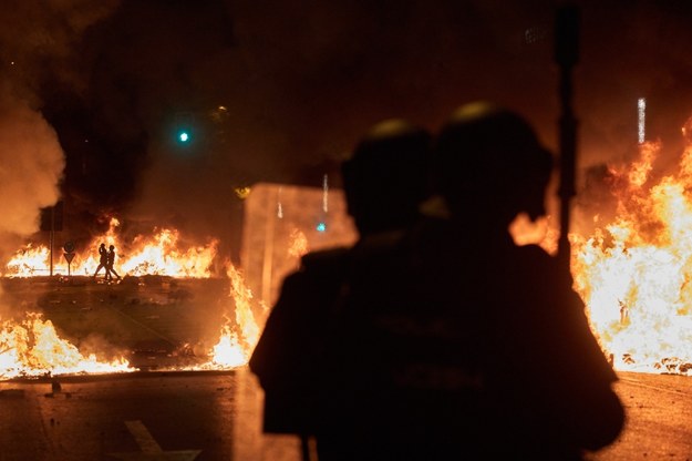 Policjanci z oddziałów szturmowych naprzeciw demonstrantów podczas nocnych zamieszek w Gironie /David Borrat /PAP/EPA