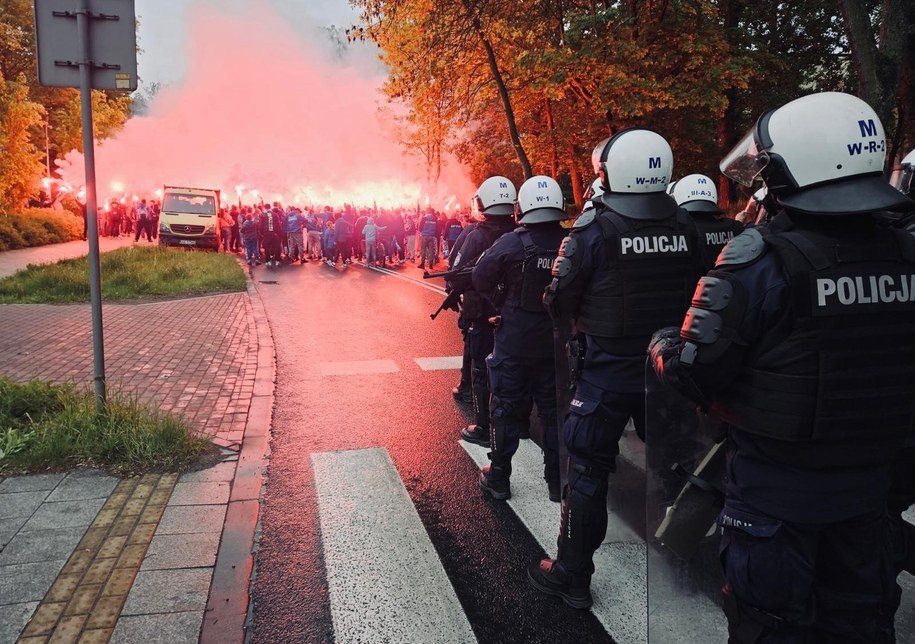Policjanci z Oddziału Prewencji Policji w Białymstoku uczestniczyli w zabezpieczeniu przemarszu kibiców przed meczem Ruch Chorzów – ŁKS Łódź /Podlaska Policja /