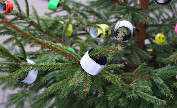 Policjanci z Olsztyna zachęcają, by rozebrać ich odblaskowe choinki