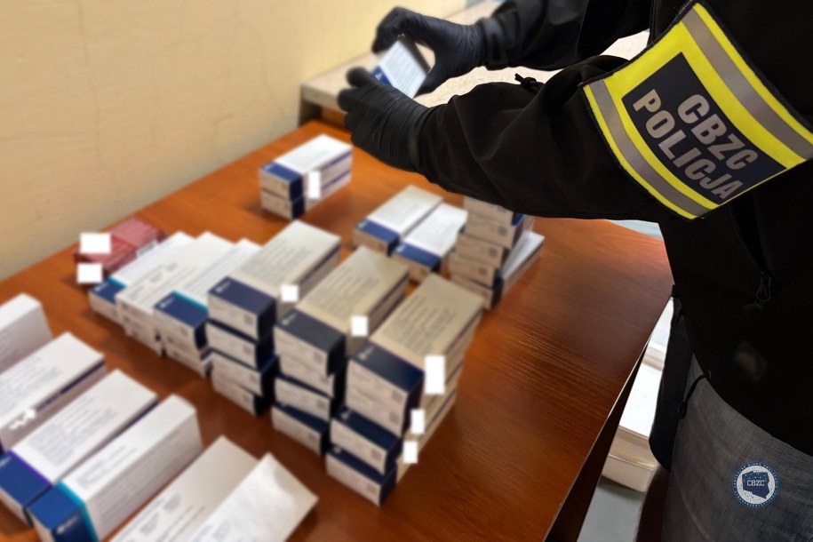 Policjanci z opolskiego Centralnego Biura Zwalczania Cyberprzestępczości rozbili gang zajmujący się internetową sprzedażą leków o możliwych ubocznych skutkach poronnych. /Policja CBZC /