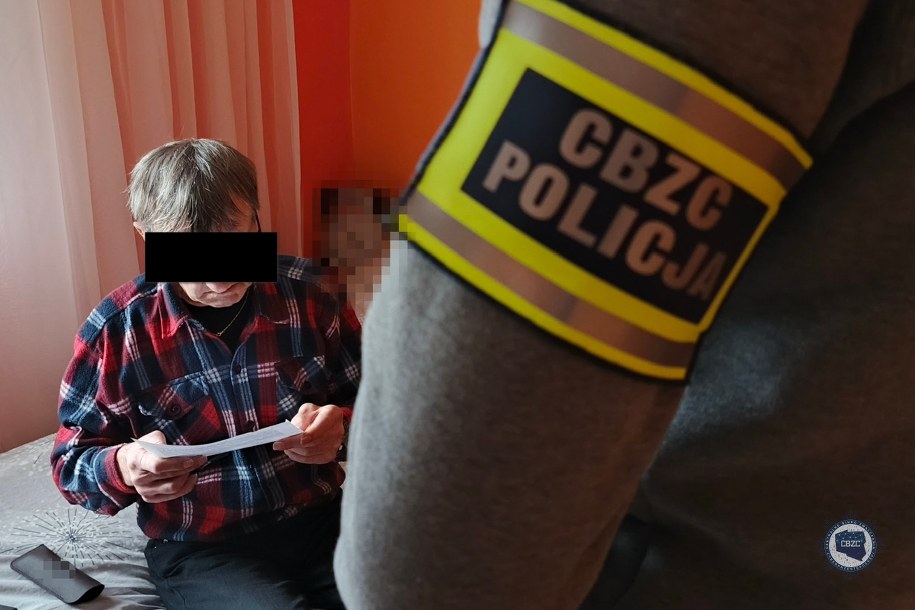 Policjanci z opolskiego Centralnego Biura Zwalczania Cyberprzestępczości rozbili gang zajmujący się internetową sprzedażą leków o możliwych ubocznych skutkach poronnych. /Policja CBZC /