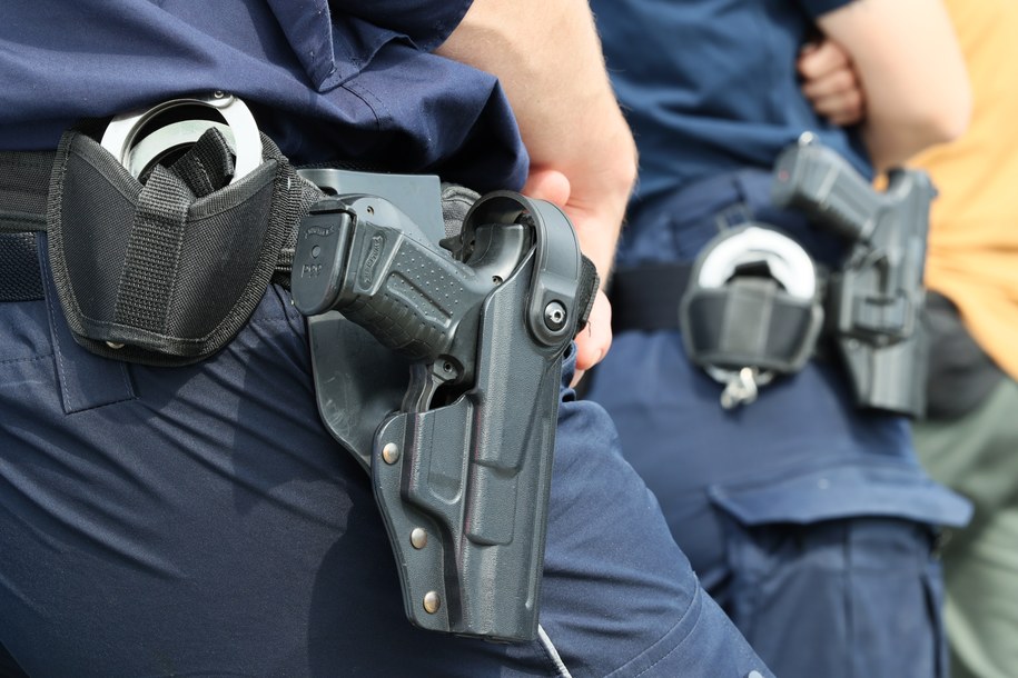 Policjanci z powiatu jędrzejowskiego postrzelili atakującego ich mężczyznę /Shutterstock