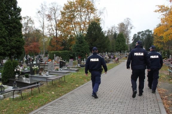 Policjanci z Pułtuska eskortowali do szpitala osoby potrzebujące pomocy lekarskiej /Policja