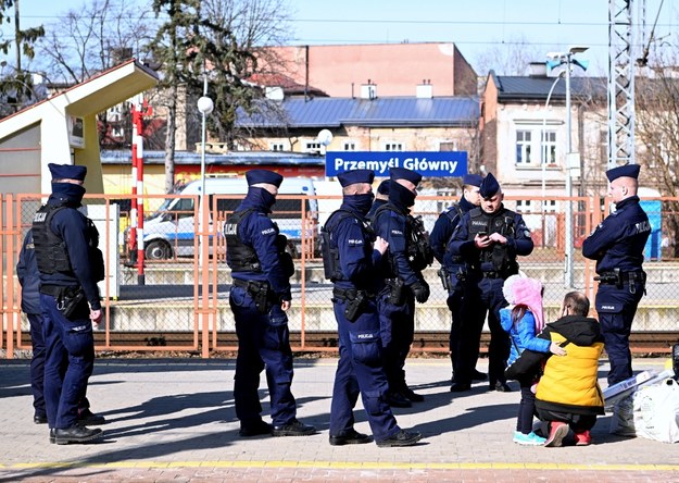 Policjanci z różnych regionów Polski pomagają uchodźcom /	Darek Delmanowicz   /PAP