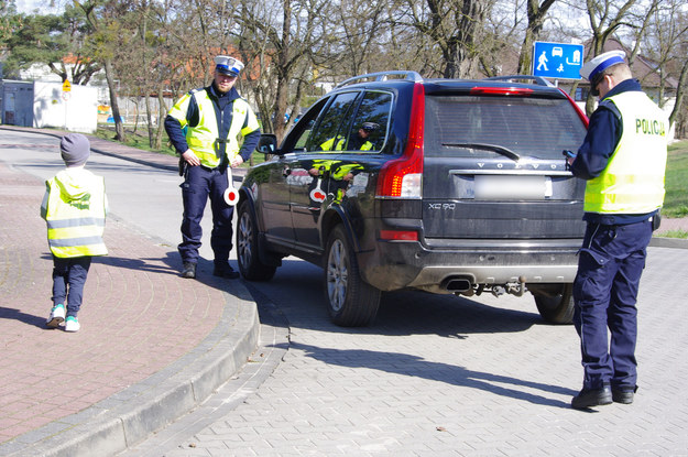 Policjanci z wałeckiej drogówki wspólnie z przedszkolakami przeprowadzili działania skierowane do kierowców pod nazwą „Pisanki na drodze” /KPP Wałcz /