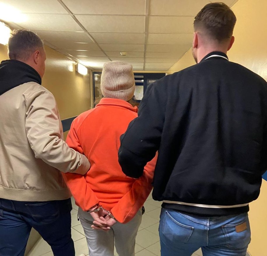 Policjanci z zatrzymaną 35-latką /Policja