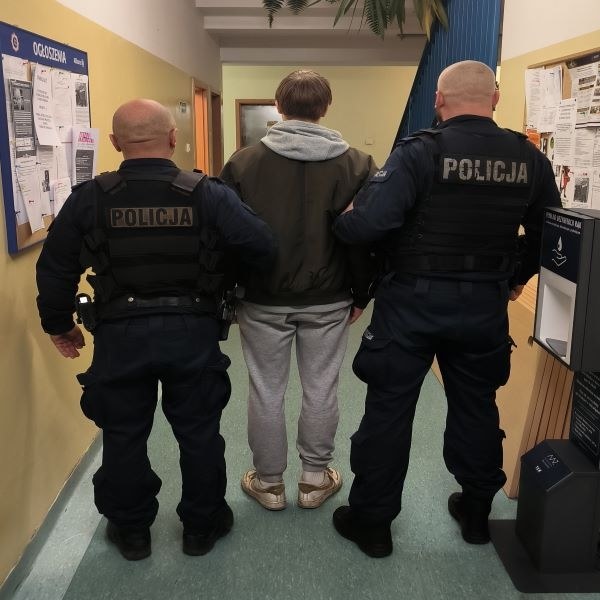 Policjanci z zatrzymanym 15-latkiem /KMP w Gdyni /