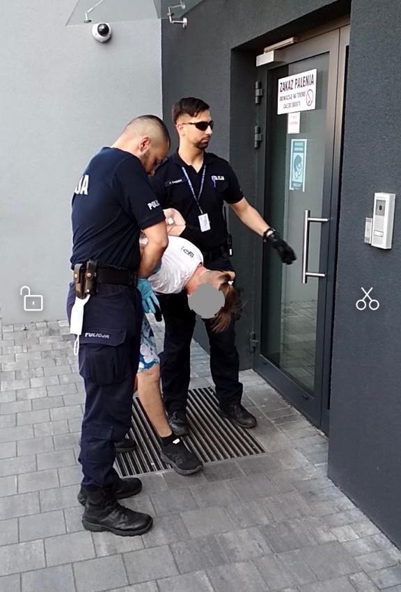 Policjanci z zatrzymanym 18-latkiem /KPP Nowy Tomyśl /