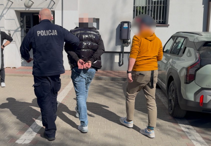 Policjanci z zatrzymanym 40-latkiem /Policja