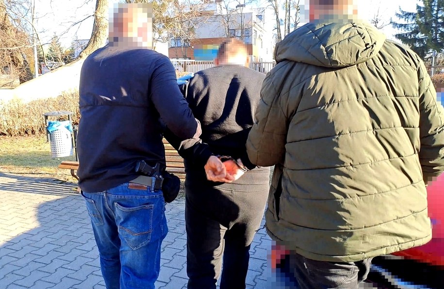 Policjanci z zatrzymanym 47-latkiem /KPP Kraśnik /Policja