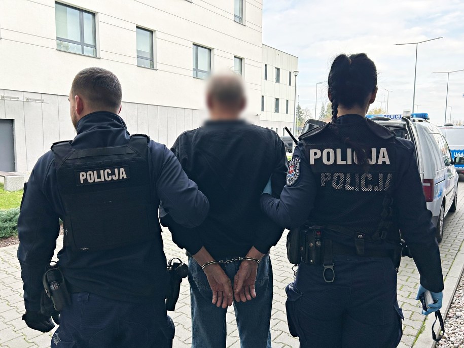 Policjanci z zatrzymanym 72-latkiem /Policja