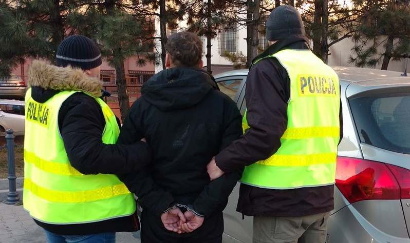 Policjanci z zatrzymanym mężczyzną /Łódzka policja /